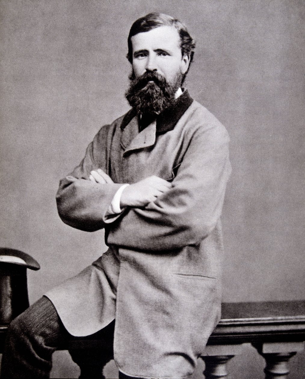 صورة للمستكشف البريطاني فيرني لوفيت كاميرون (1844-1894). بواسطة مصور غير معروف