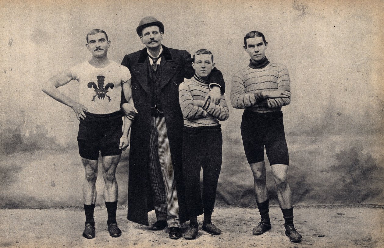 Portrait of the Gladiator cycle team. Photography, late 19th century, Paris. Coll. Selva. بواسطة مصور غير معروف