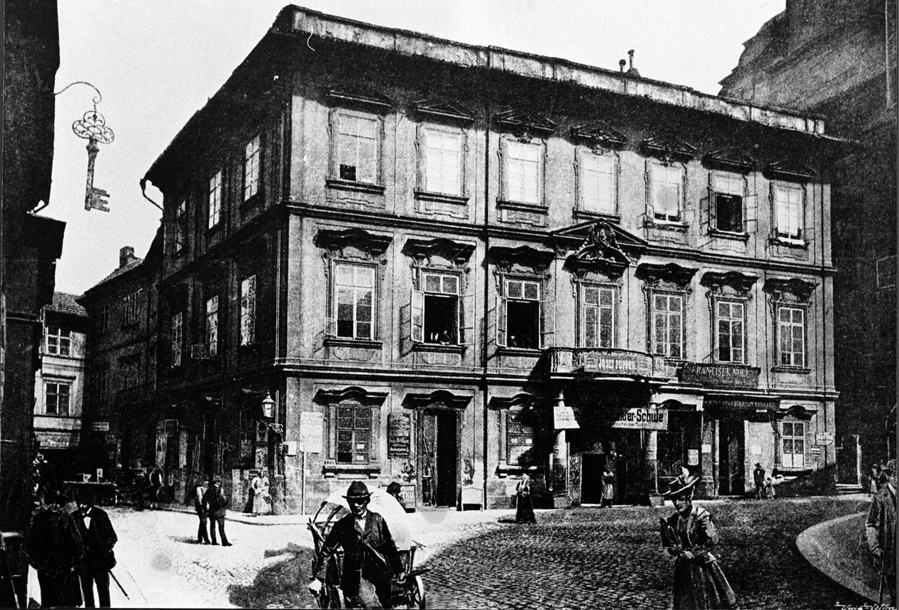 براغ ، قبل عام 1897. المبنى الذي ولد فيه الكاتب فرانز كافكا. بواسطة مصور غير معروف