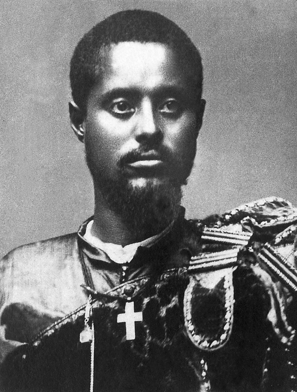 راس ماكونين (Mekonnen Welde Mikael) (Abba Qagnew) (1852-1906)) ، رأس أبيسينيا (إثيوبيا) القائد العام للجيش الإثيوبي ، نائب حاكم هرار في عام 1887. بواسطة مصور غير معروف