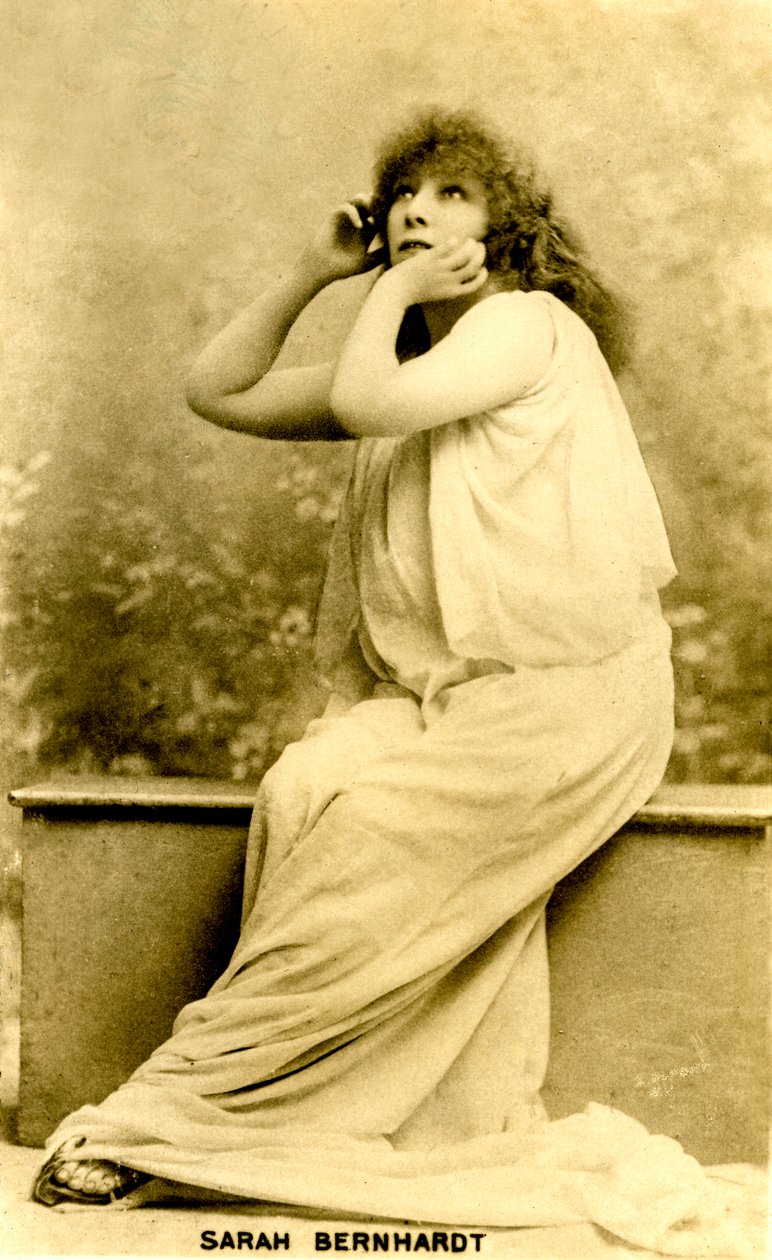 سارة برنهاردت في دور البطولة في مسرحية quot;إيزيquot; في مسرح آبي، أيرلندا عام 1896 (بطاقة بريدية) بواسطة مصور غير معروف