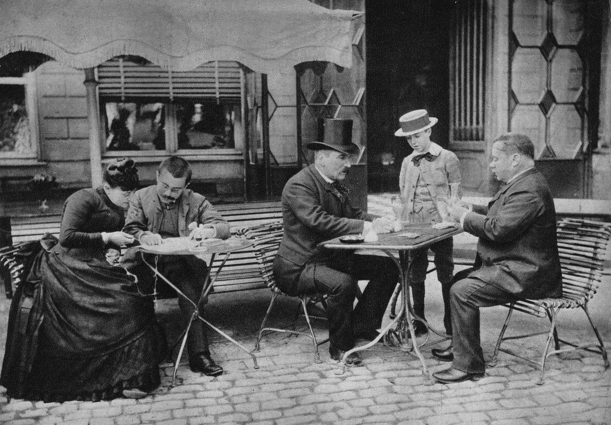 Scene of daily life, the tradition of “” the sacred hour”””. Photography, late 19th century, Paris. Coll. Selva. بواسطة مصور غير معروف