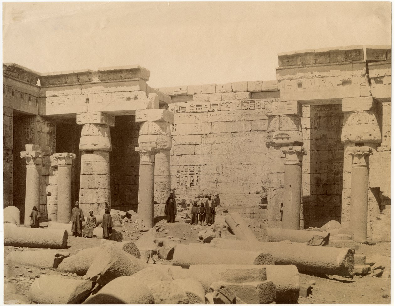 الفناء الثاني لمعبد رمسيس الثالث الجنائزي ، الجانب الشمالي ، مدينة حابو ، مصر ، حوالي 1890 بواسطة مصور غير معروف