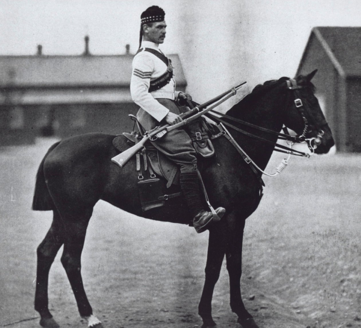 Sergeant of the 92nd Gordon Highlanders, equipped as a mounted infantryman بواسطة مصور غير معروف