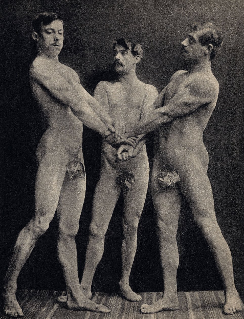 The Oath of the Horaces, pose three naked men taking oath. Photography, late 19th century, Paris. Coll. Selva. بواسطة مصور غير معروف