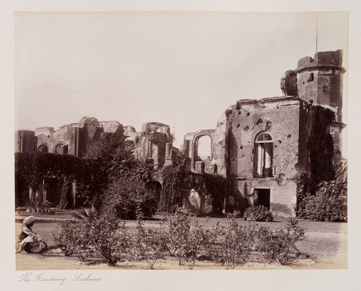 The Residency Lucknow, c.1885 (sepia photo) بواسطة مصور غير معروف