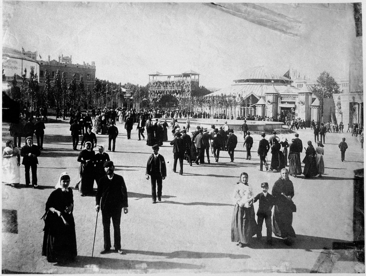 منظر لساحة كاتالونيا في برشلونة ، أواخر القرن التاسع عشر بواسطة مصور غير معروف