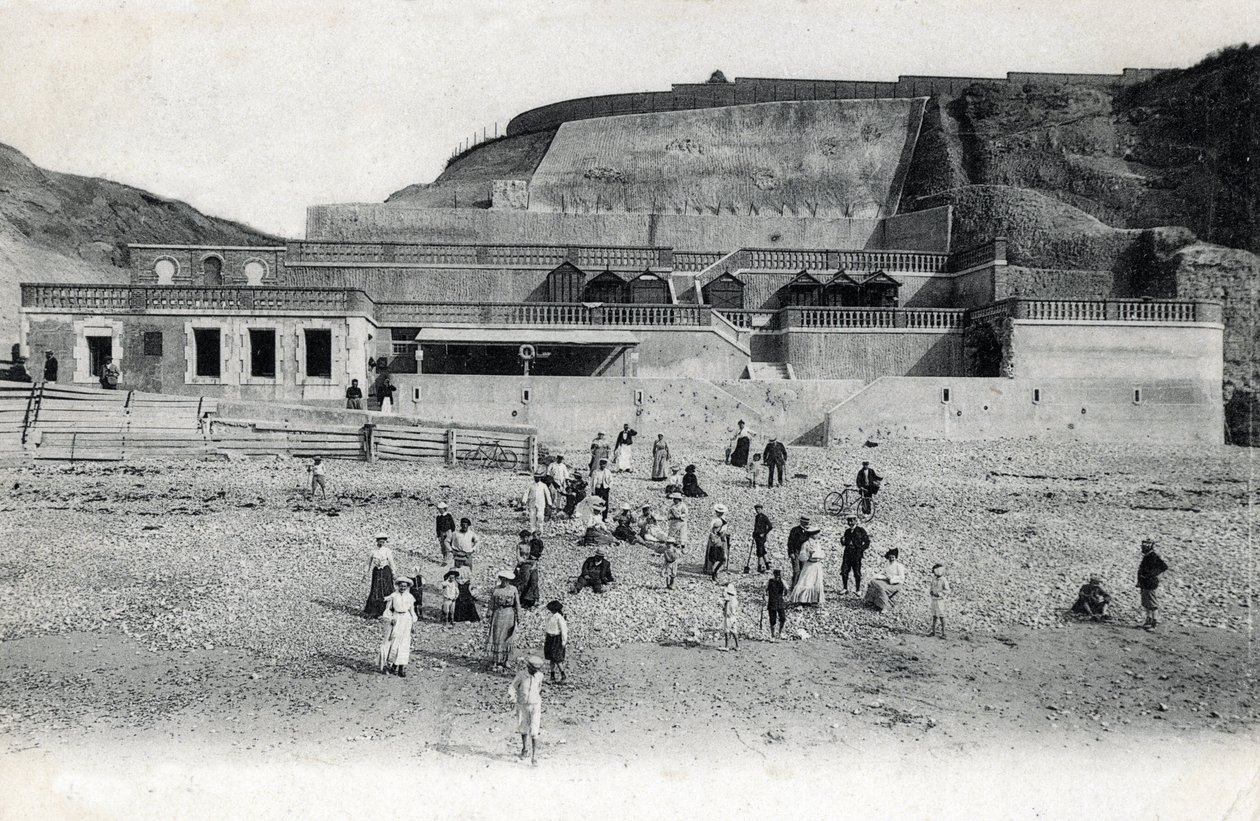 منظر لشاطئ Mesnil Val (Mesnil-Val) مع كازينو وتراسات ، Manche Normandy Postcard من بداية القرن العشرين بواسطة مصور غير معروف