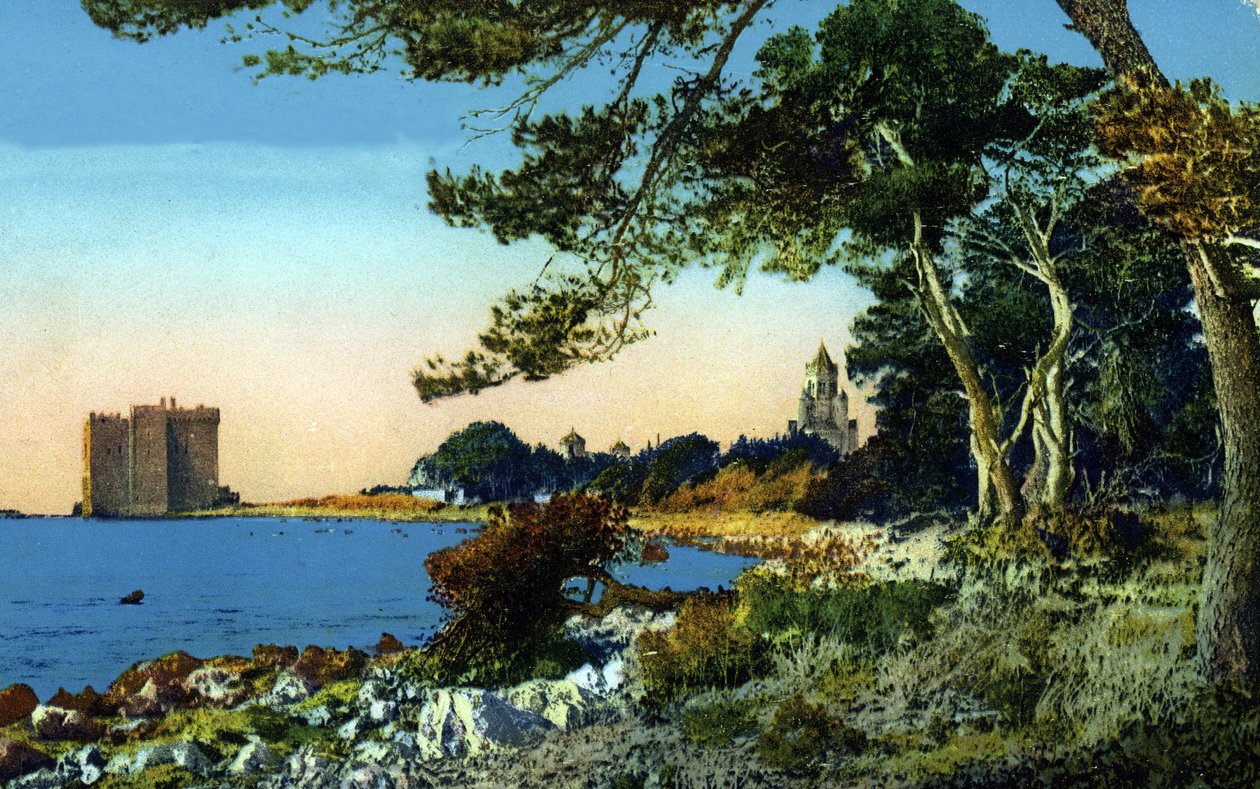 منظر لدير القديس أونورات (دير ليرين) السابق في جزيرة سان هونورات في ألب ماريتيم (دير دير دير ليرين المحصن في جزيرة سان هونورات في مدينة كان الفرنسية في الريفيرا الفرنسية) بطاقة بريدية حوالي عام 1920 مجموعة خاصة بواسطة مصور غير معروف