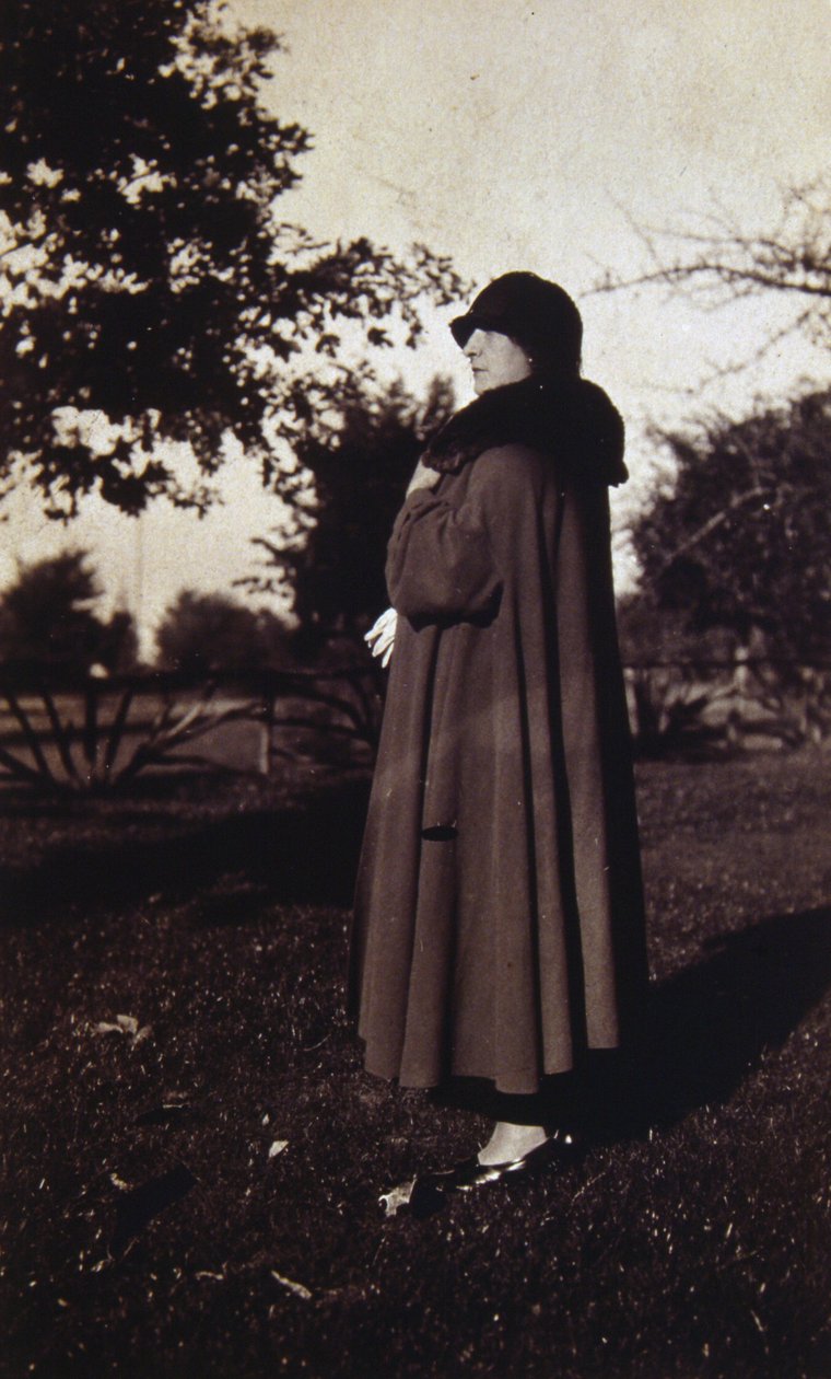 صورة قديمة لامرأة فرنسية ترتدي قبعة ومعطف ، حوالي عام 1920 (صورة بالأبيض والأسود) بواسطة مصور غير معروف