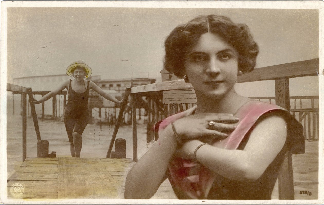 النساء في ملابس السباحة، ج. 1908 (بطاقة بريدية) بواسطة مصور غير معروف