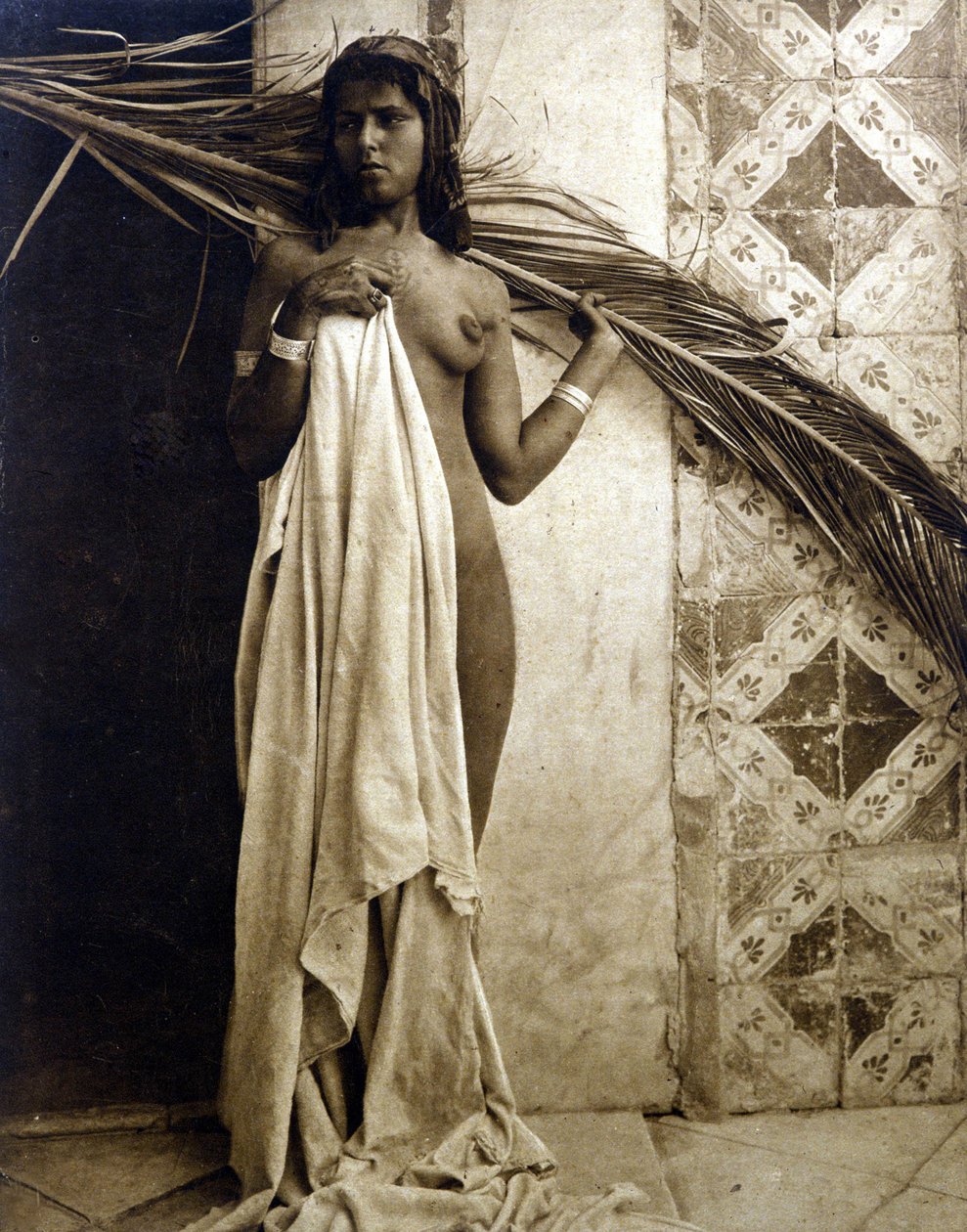 امرأة شابة أمازيغية عارية. التصوير الفوتوغرافي حوالي عام 1890 بواسطة مصور غير معروف