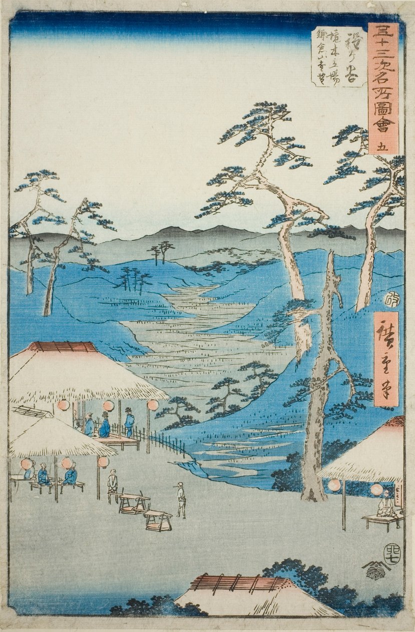 Hodogaya: منظر بعيد لجبال كاماكورا من Rest House بالقرب من Boundary Tree (Hodogaya ، Kyoboku tateba Kamakura yama enbo) ، لا. 5 من سلسلة "مشاهير المحطات الثلاث والخمسون (Gojusan tsugi meisho zue)" المعروفة أيضًا باسم Verti بواسطة Utagawa Hiroshige
