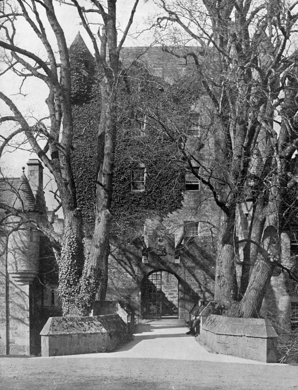 Drawbridge ، قلعة Cawdor ، اسكتلندا ، 1924-1926 بواسطة عيد الحب وأولاده المحدودة