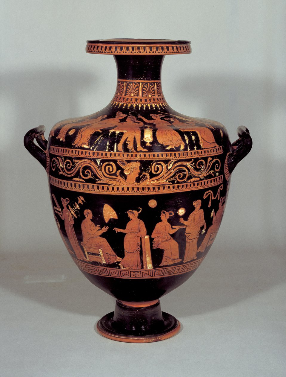 Hydria ذات الشكل الأحمر مع مشاهد في الأحياء النسائية (gynaikonites) من بوليا ، إيطاليا (الطين) بواسطة فاريت رسام attr. to Varese Painter attr. ل