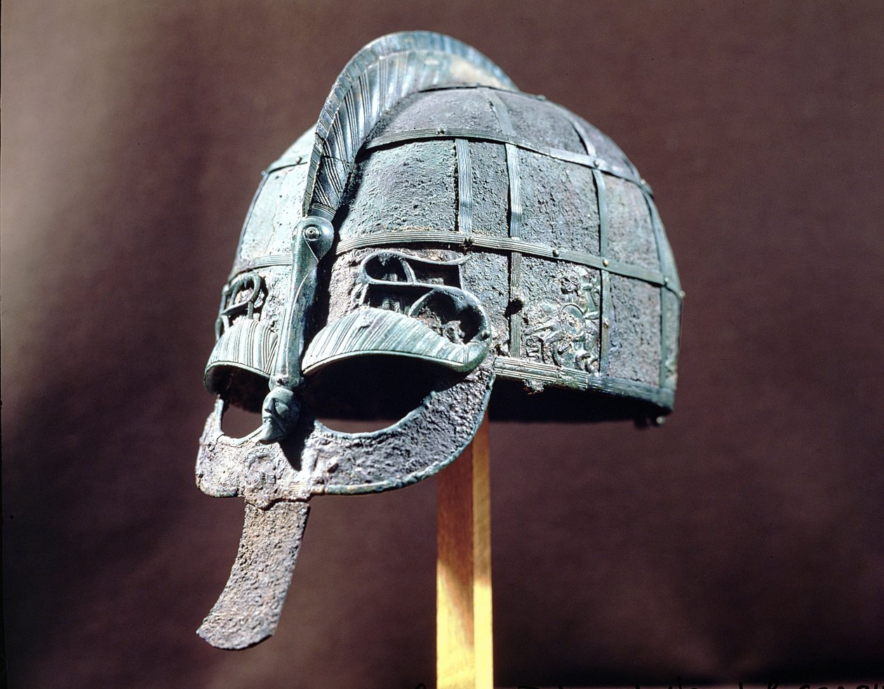 خوذة من كنز فيندل ، أوبلاند ، c.600 م (معدن) بواسطة فترة Vendel
