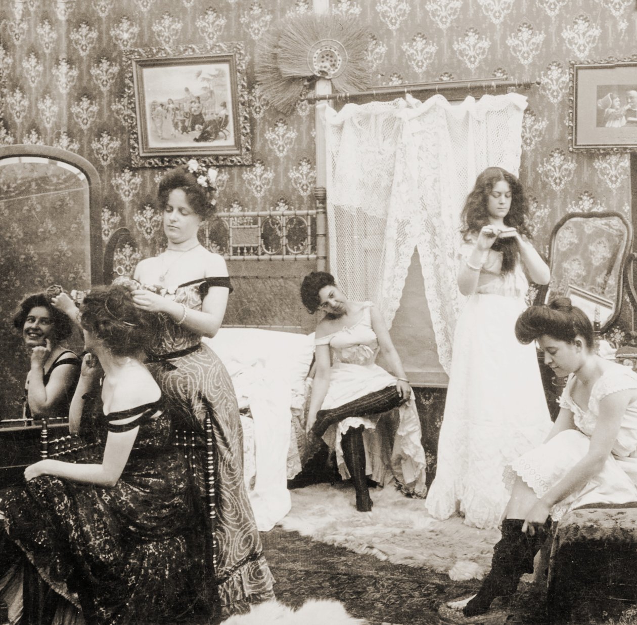 "خلع الملابس من أجل الكرة" ، c.1900 (صورة بني داكن) (انظر أيضًا 473245) بواسطة فيرمونت ، الولايات المتحدة الأمريكية HC White Company