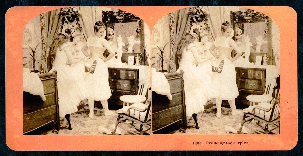 "تخفيض الفائض" ، بطاقة مجسمة تصور امرأة شابة في مشد ، c.1900 (صورة بني داكن) (انظر أيضًا 473248) بواسطة فيرمونت ، الولايات المتحدة الأمريكية HC White Company