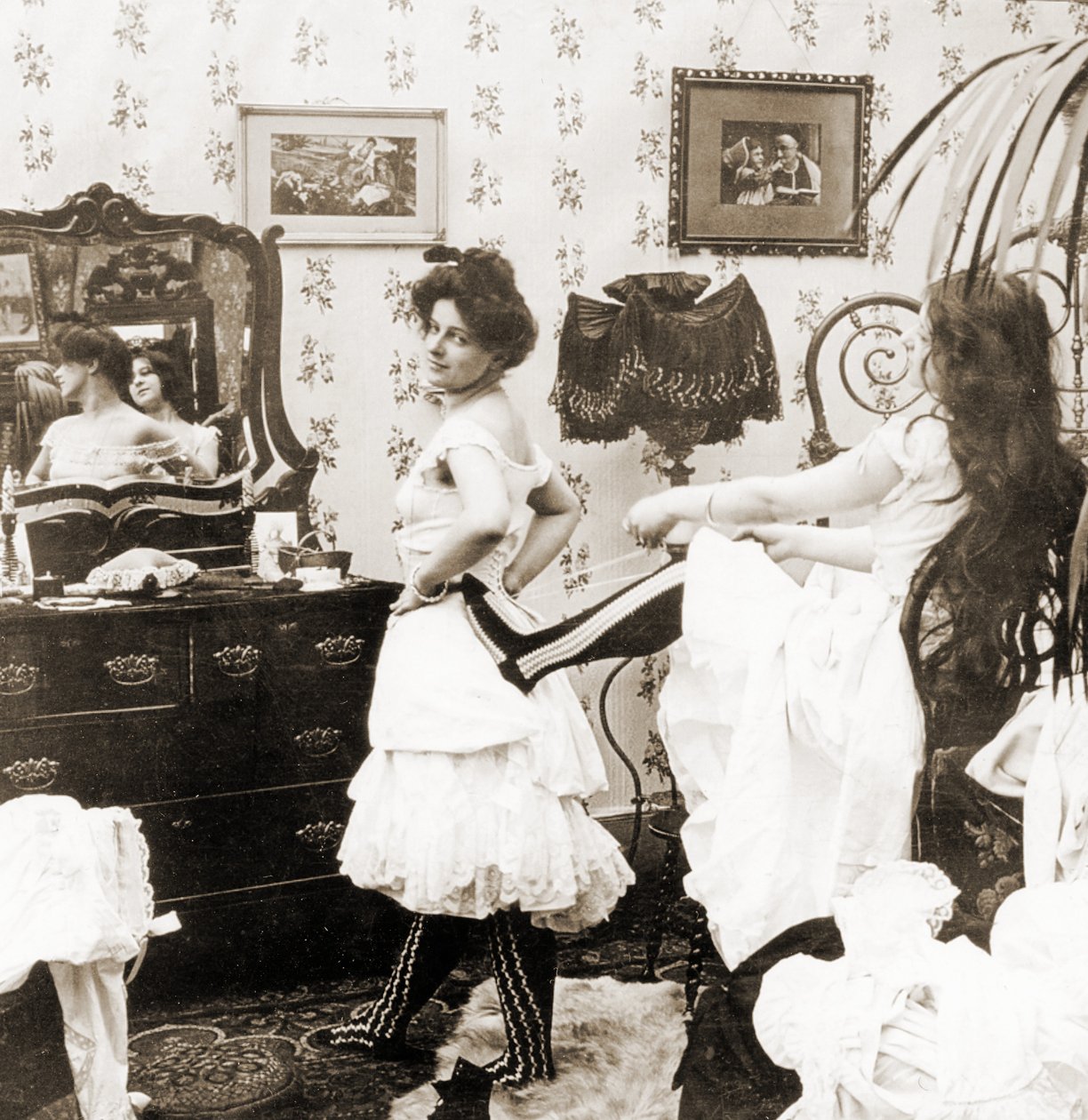 بطاقة مجسمة تصور امرأة موضوعة في مشد ، c.1900 (صورة بني داكن) (انظر أيضًا 473243) بواسطة فيرمونت ، الولايات المتحدة الأمريكية HC White Company