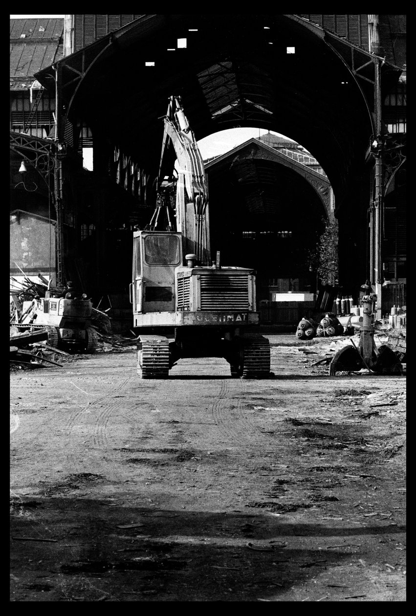 هدم السوق المركزي في باريس ، في أغسطس 1971 (b / w photo) بواسطة فيكتور بالتارد
