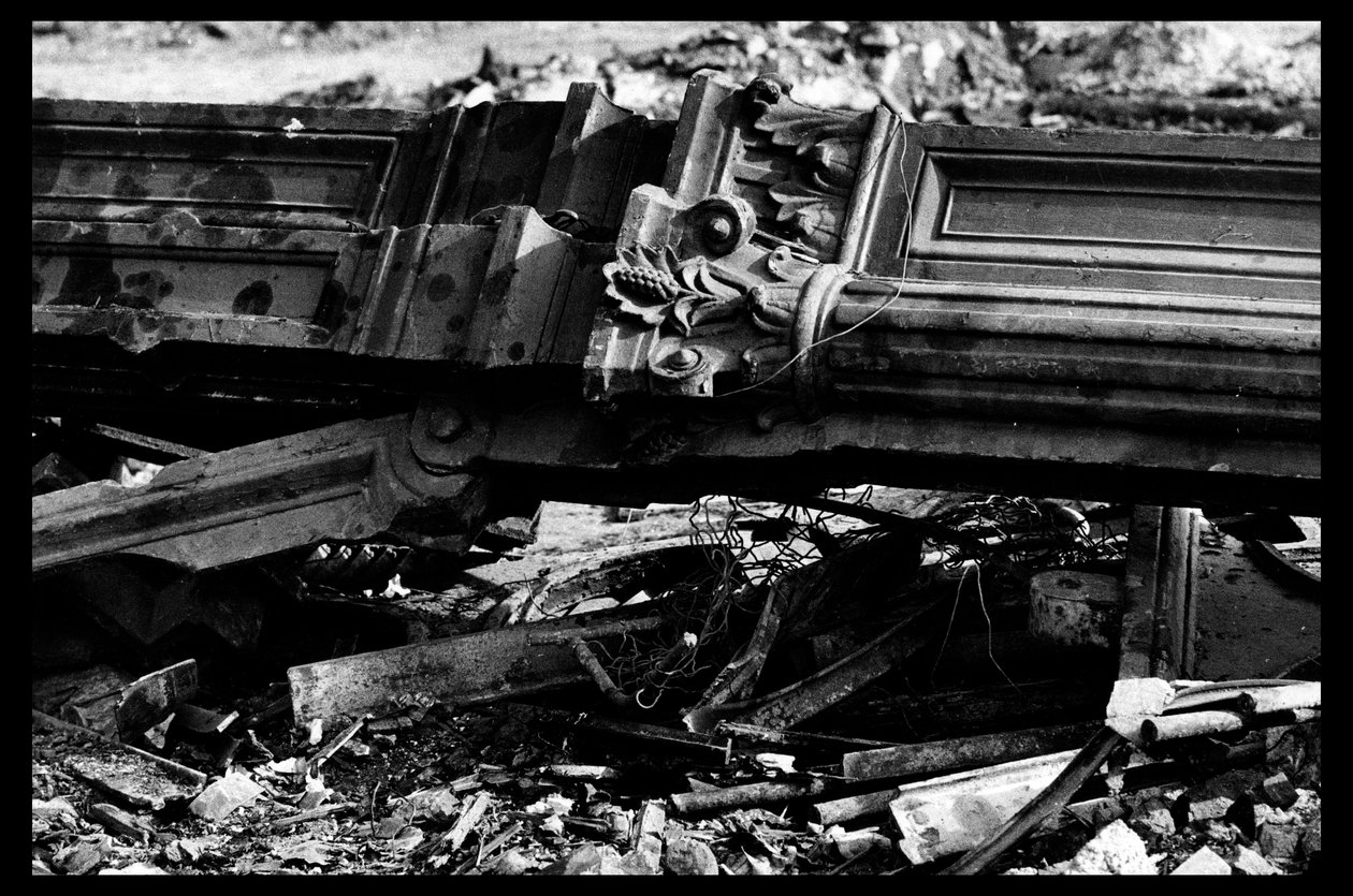 هدم السوق المركزي في باريس ، في أغسطس 1971 (b / w photo) بواسطة فيكتور بالتارد