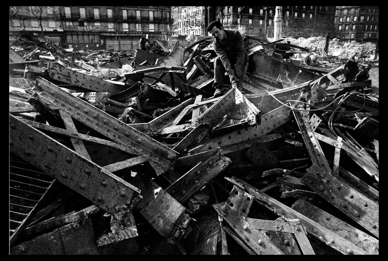 هدم السوق المركزي في باريس ، في أغسطس 1971 (b / w photo) بواسطة فيكتور بالتارد