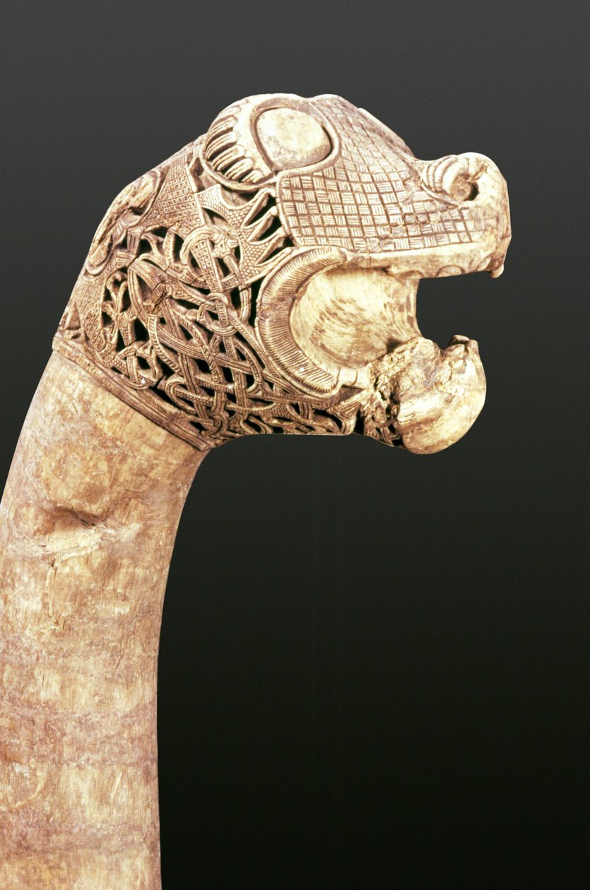 رأس تمثال سفينة الفايكنج الطويلة ، وجدت في Oseberg ، النرويج (الخشب) بواسطة الفايكنج