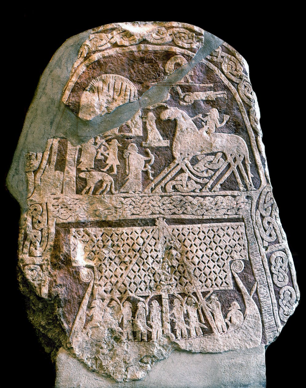 Runestone depicting Wotan (Odin) on his eight-legged horse Sleipnir, boarding a Viking longship (stone) بواسطة فايكنغ فايكنغ