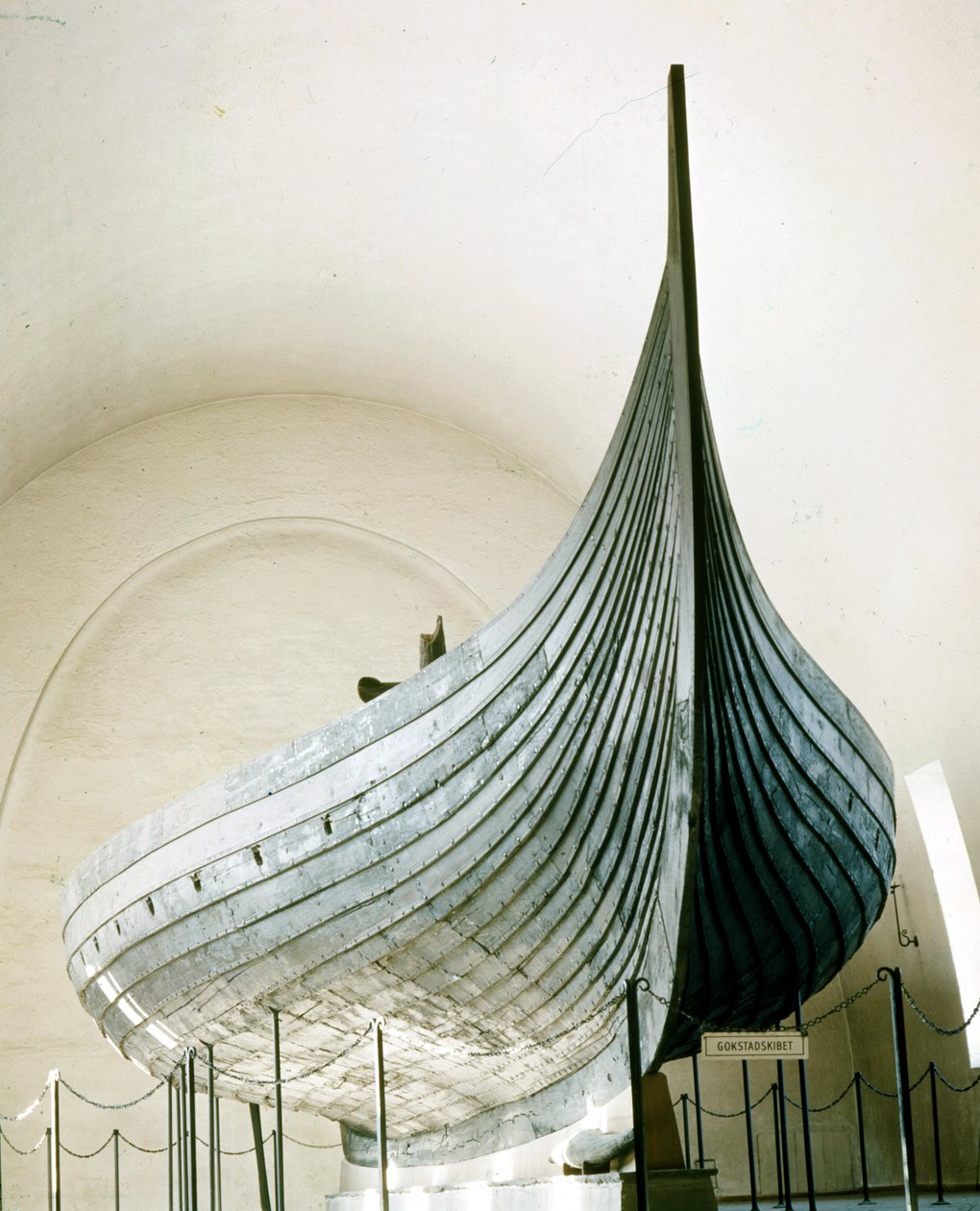 Viking ship (drakkar) from Gokstad near Oslo. Oslo Bygdoy museum, Norway. بواسطة فايكنغ فايكنغ