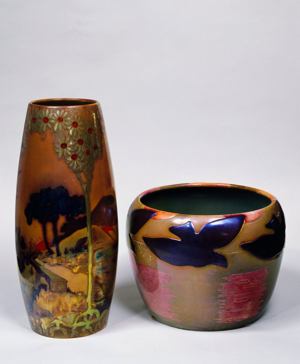 Vases with landscape and birds, by Zsolnay Vilmos (1828-1900). Hungary, 20th century. بواسطة Vilmos Zsolnay