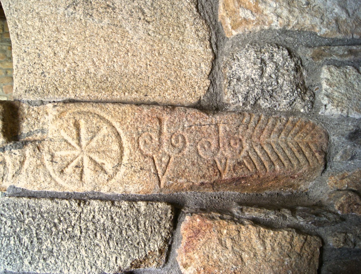المنحوتات القوطية في كنيسة São Pedro de Balsemão ، Sé ، Lamego ، البرتغال c.599 (الجرانيت) بواسطة القوط الغربي