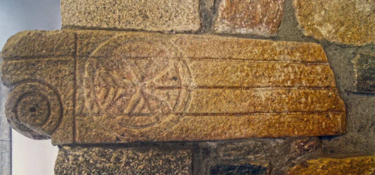المنحوتات القوطية في كنيسة São Pedro de Balsemão ، Sé ، Lamego ، البرتغال c.599 (الجرانيت) بواسطة القوط الغربي
