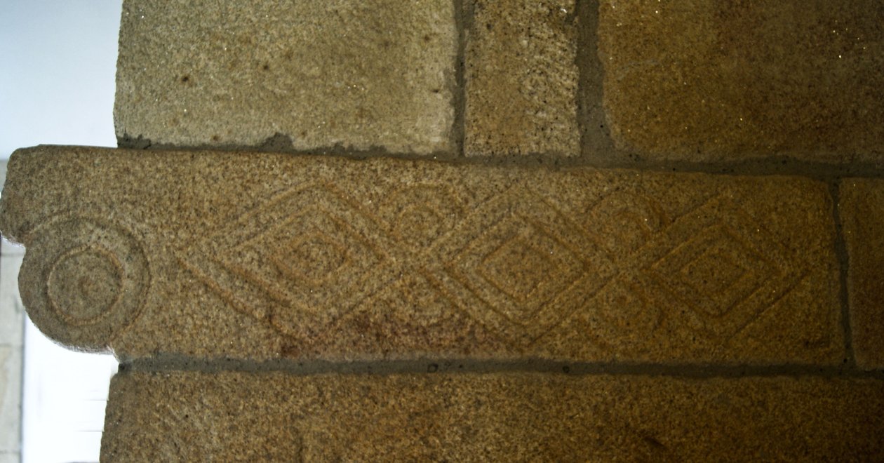 المنحوتات القوطية في كنيسة São Pedro de Balsemão ، Sé ، Lamego ، البرتغال c.599 (الجرانيت) بواسطة القوط الغربي