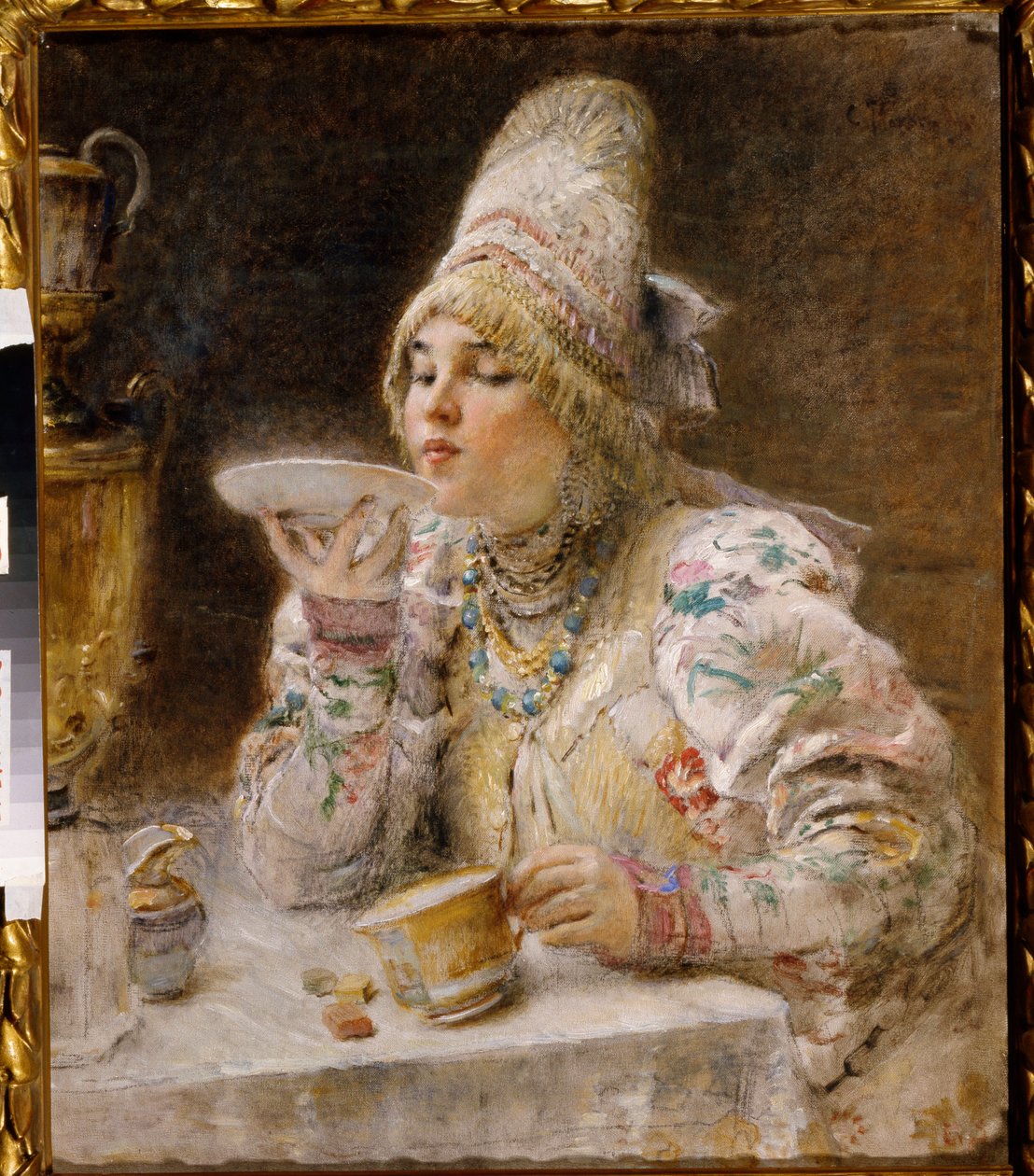 وقت الشاي. (امرأة من Boyar (Boiard ، Boiar) ، بالزي التقليدي وغطاء الرأس لدوقية موسكو ، تجلس بالقرب من السماور وتشرب الشاي الذي سكبته في صحن فنجانها). لوحة لكونستانتين يغوروفيتش ماكوفسكي (كونستانتين ماكو بواسطة فلاديمير إيغوروفيتش ماكوفسكي
