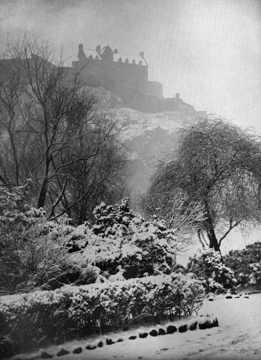 قلعة أدنبرة في الثلج ، من حدائق شارع الأمراء ، اسكتلندا ، 1924-1926. بواسطة دبليو ريد
