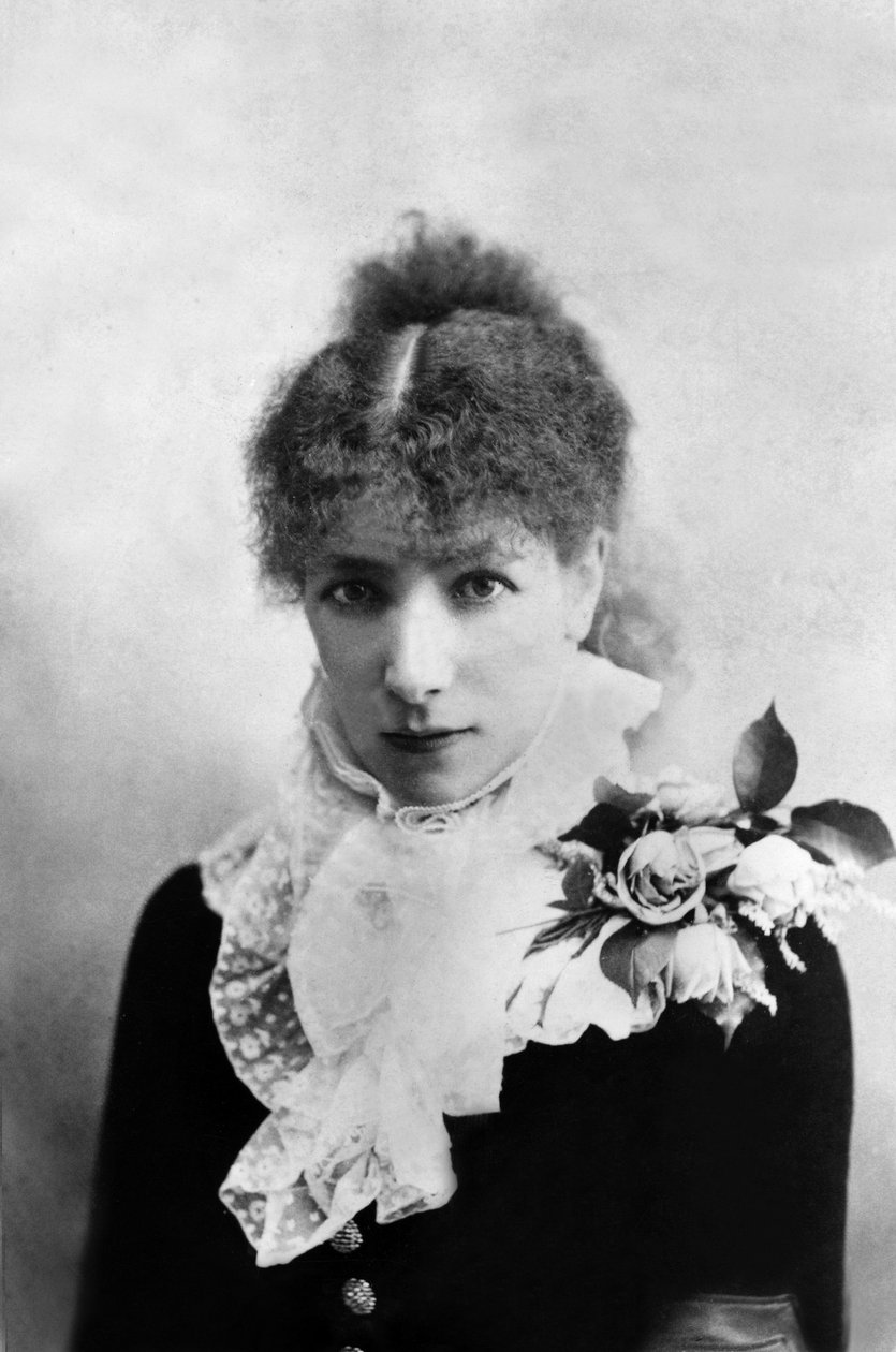 الممثلة سارة برنهاردت (1844-1923) في دور مارغريت غوتييه في مسرحية "لا دام أوكس كاميليا" لألكسندر دوماس عام 1880 بواسطة دبليو و دي داوني