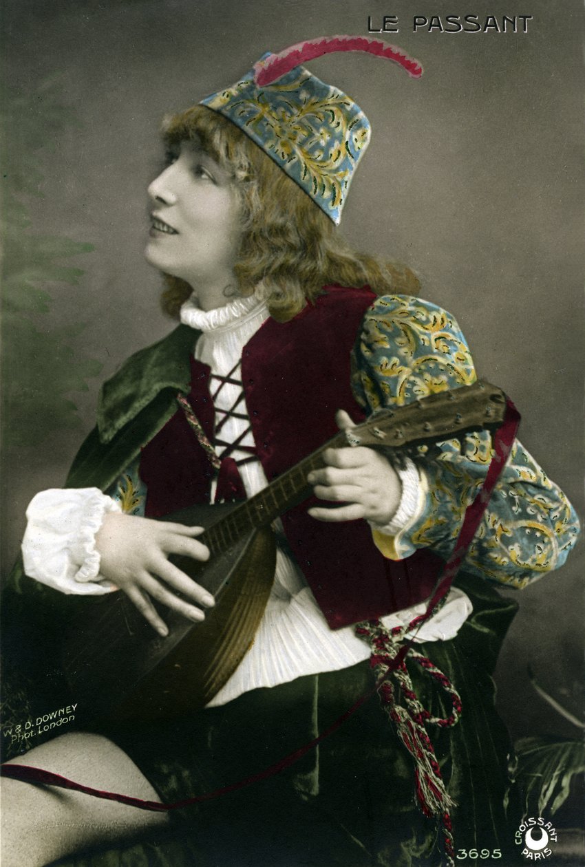 هنرييت روزين برنارد الملقب بسارة برنهارد (1844-1923) ، في دور تروبادور زانيتو ، عزف على العود في مسرحية فرانسوا كوبي “Le passer”. (صورة فوتوغرافية) بواسطة دبليو و دي داوني