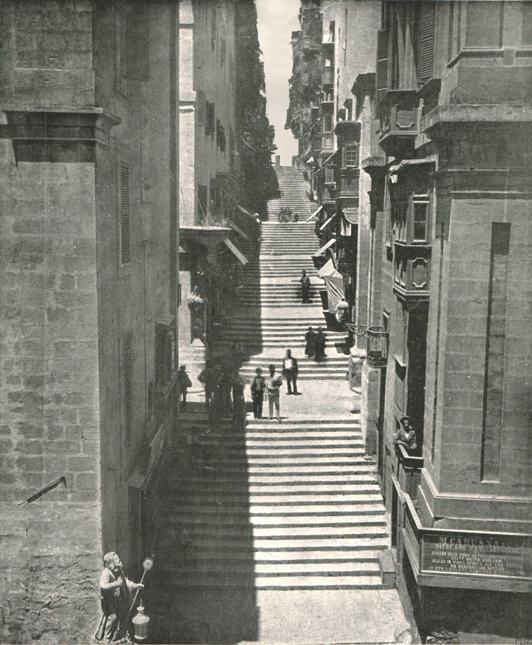 شارع شديد الانحدار في فاليتا ، مالطا ، 1895. بواسطة W and S Ltd