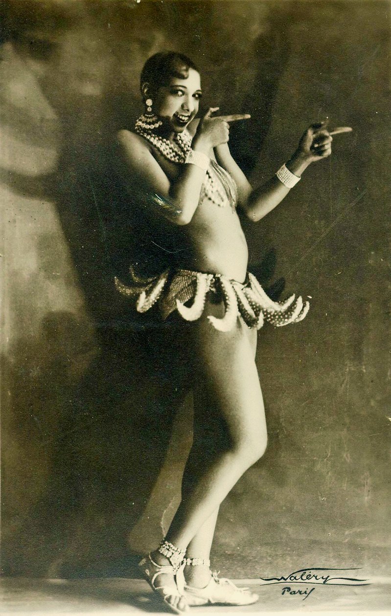 جوزفين بيكر ترتدي زي الموز الشهير عام 1927 (صورة بالأبيض والأسود) بواسطة فاليري