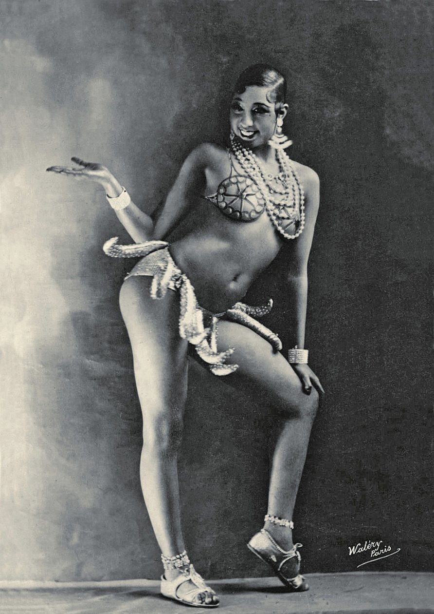 جوزفين بيكر ترتدي زي الموز الشهير عام 1927 (صورة بالأبيض والأسود) بواسطة فاليري
