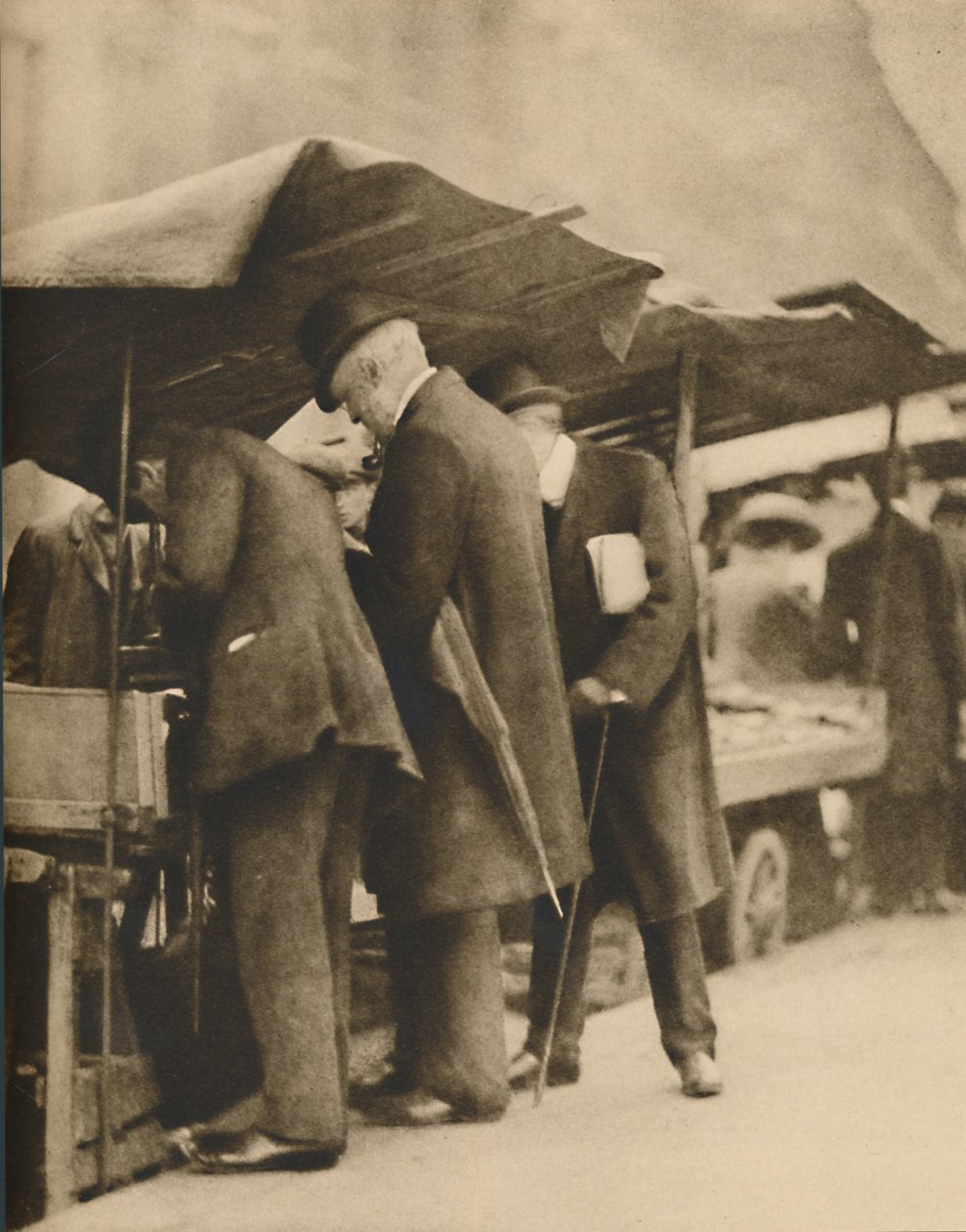 في أحد مكتبات سوق طريق فارينغدون ، c1935. بواسطة والتر بينينجتون
