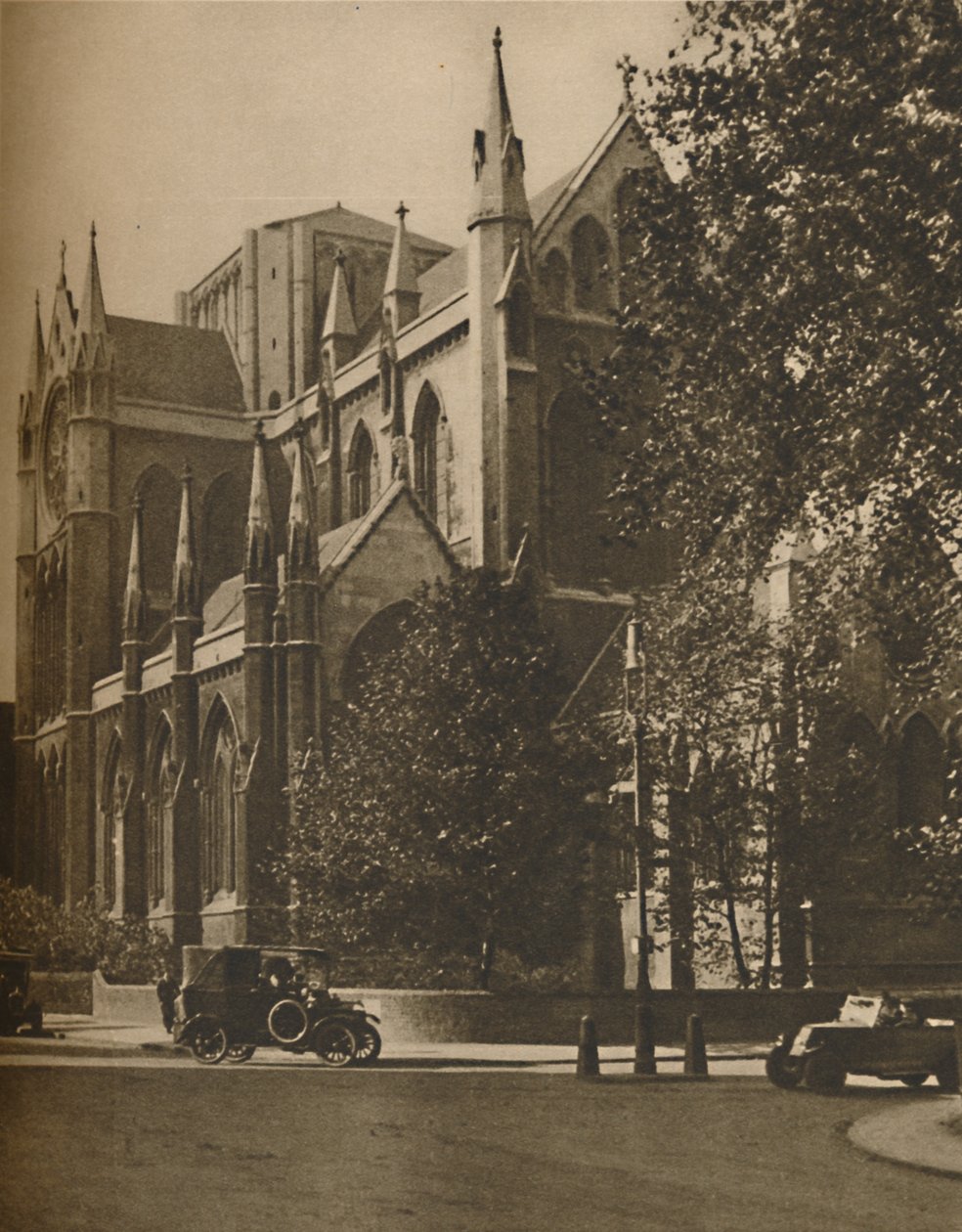 كاتدرائية بلومزبري: الكنيسة الرسولية الكاثوليكية في ساحة جوردون ، c1935. بواسطة والتر بينينجتون