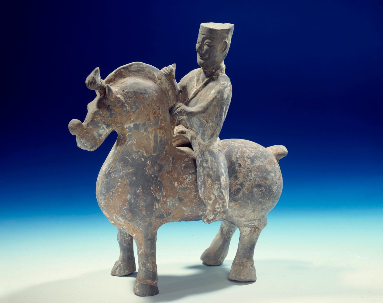 الفن الصيني: تمثال صغير لفارس (206 ق.م - 220 م) ، فترة هان. متحف باريس سيرنوشي بواسطة سلالة هان الغربية الصينية