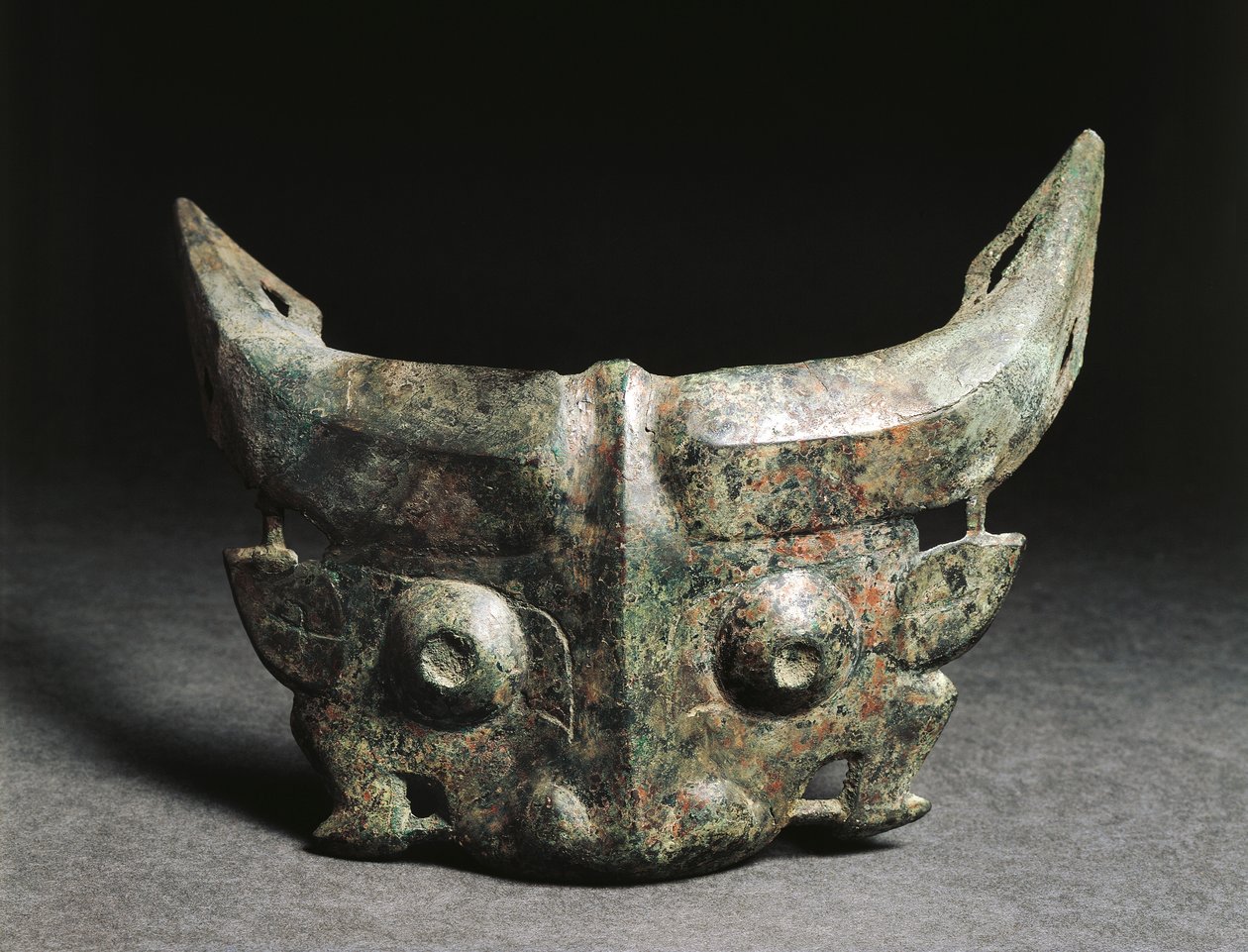 Ritual mask depicting Taotie, China, Western Zhou Dynasty بواسطة اسرة تشو الغربية الصينية