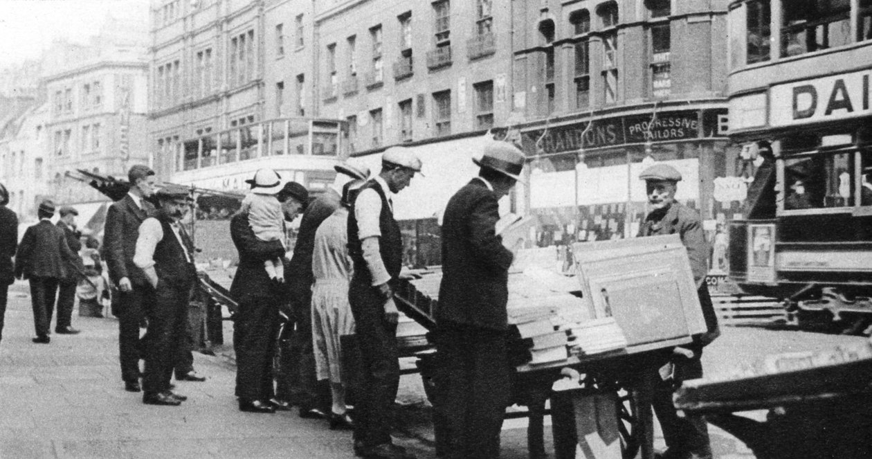 أكشاك الكتب في شارع شورديتش هاي ستريت ، لندن ، 1926-1927. بواسطة وهيفين