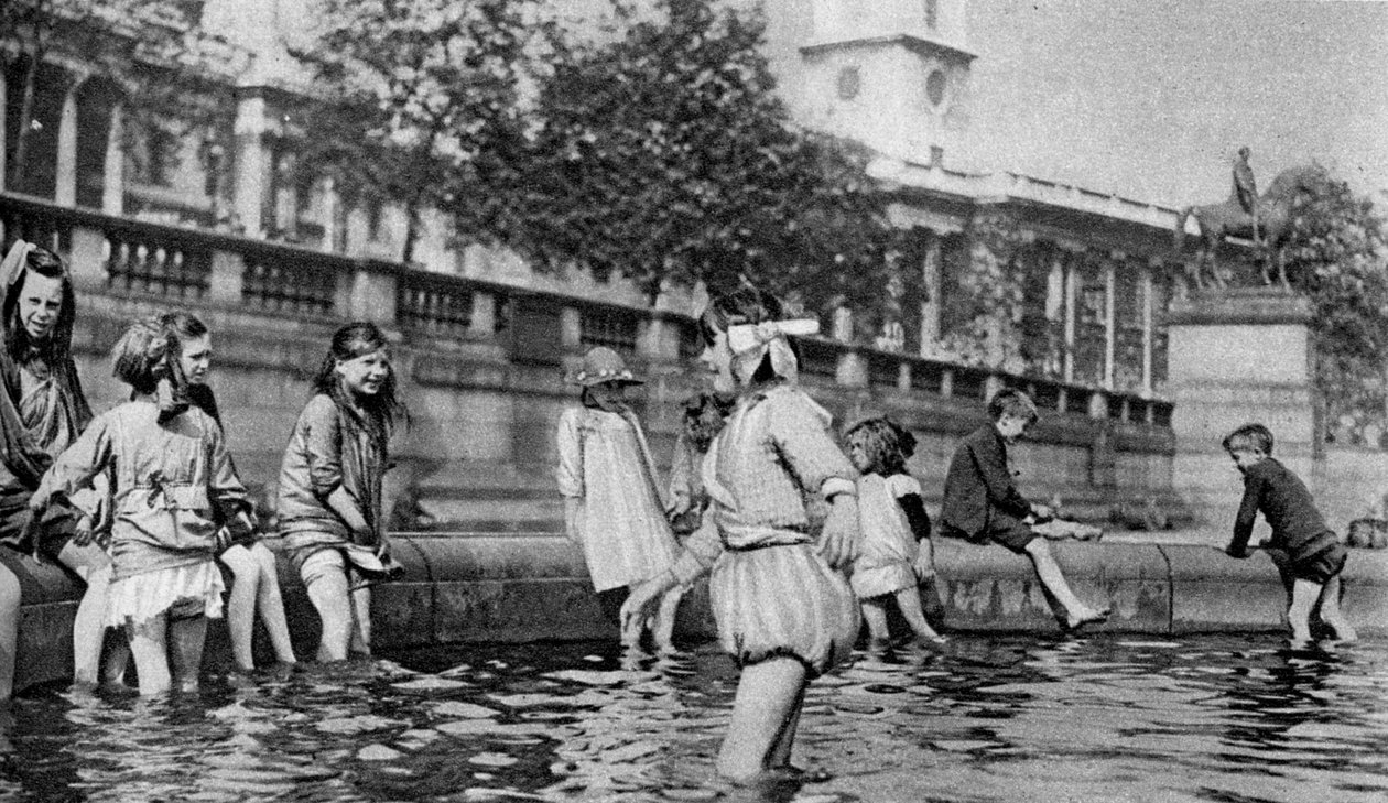 أطفال يجدفون في النوافير في ميدان ترافالغار ، لندن ، 1926-1927 بواسطة وهيفين