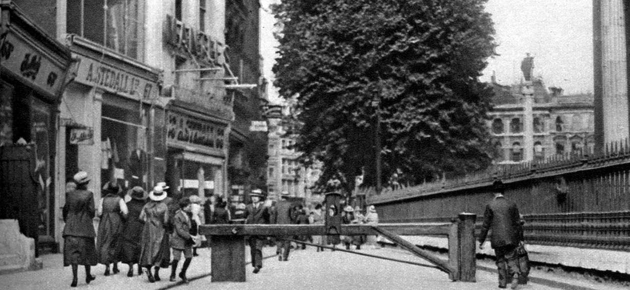باحة كنيسة القديس بولس وتولجيت ، لندن ، 1926-1927. بواسطة وهيفين