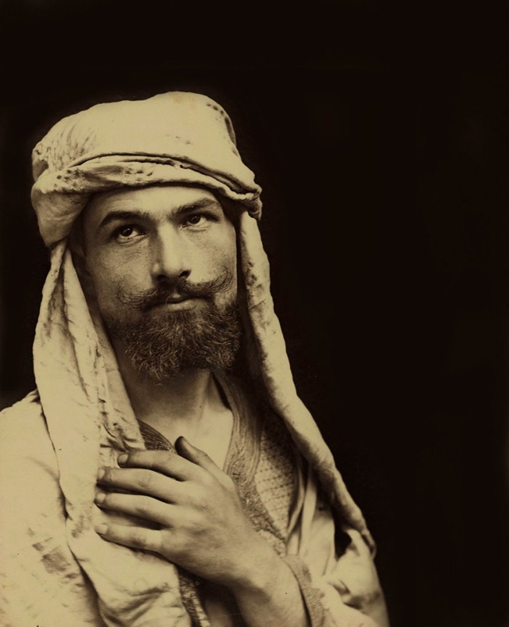 صورة شخصية للبارون فيلهلم فون جلودين (1856 - 1931) بالزي العربي ، 1890 (صورة بني داكن). بواسطة البارون فيلهلم فون جلودين