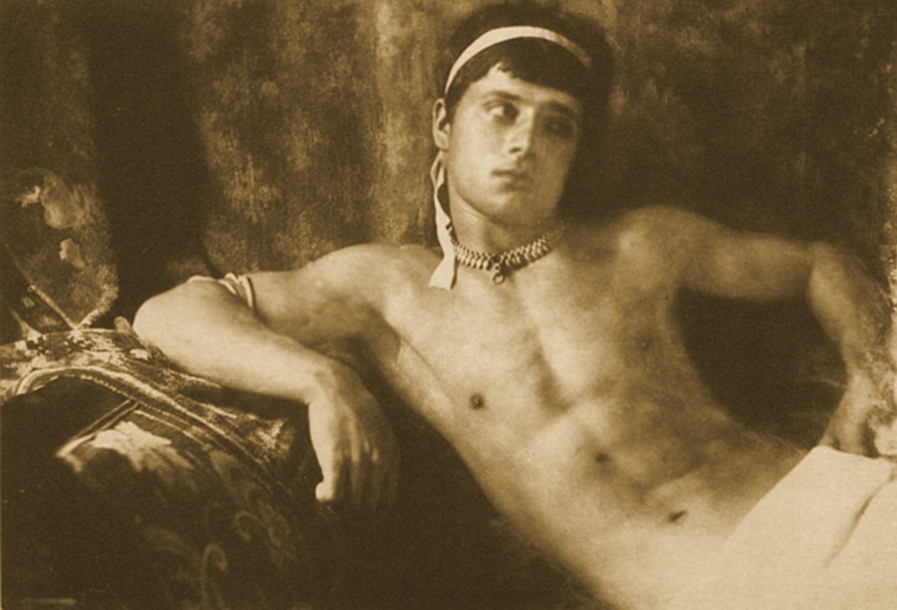 دراسة لصبي مستلق يرتدي المجوهرات. c.1899 (صورة بني داكن) بواسطة البارون فيلهلم فون جلودين