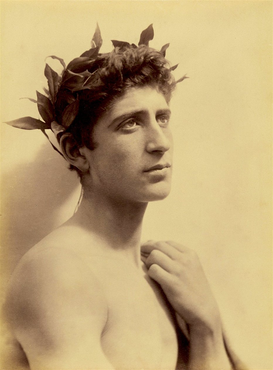 دراسة لصبي يرتدي إكليلا من الزهور ، صقلية ، عام 1898 (صورة بني داكن) بواسطة البارون فيلهلم فون جلودين